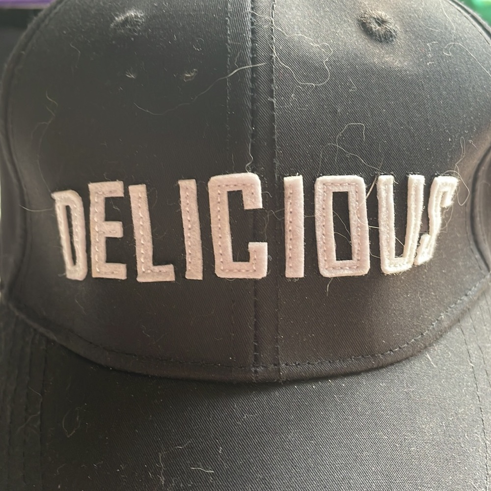 ‘Delicious’ black miniso hat